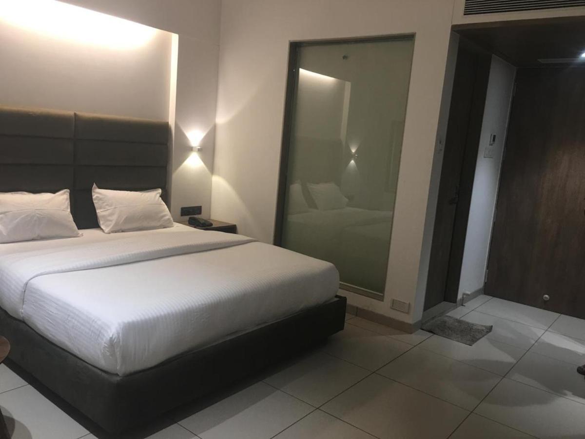 Hotel Regency Surat Luaran gambar