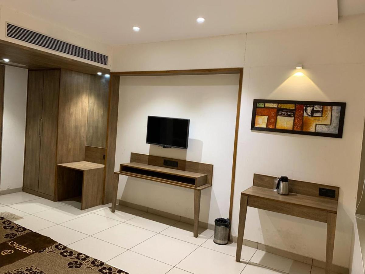 Hotel Regency Surat Luaran gambar