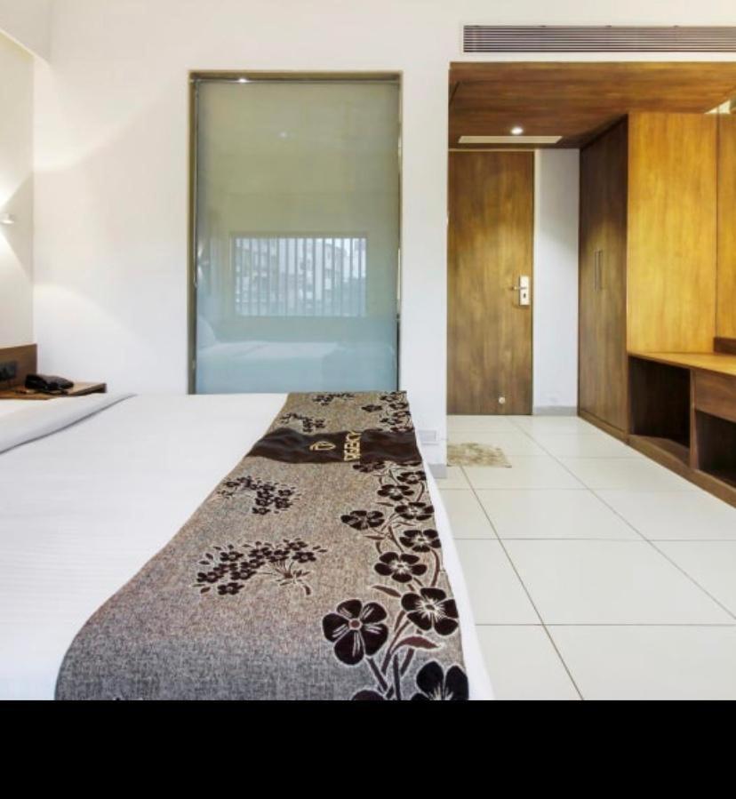 Hotel Regency Surat Luaran gambar