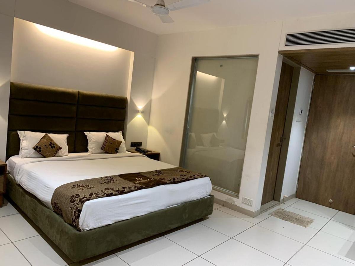 Hotel Regency Surat Luaran gambar