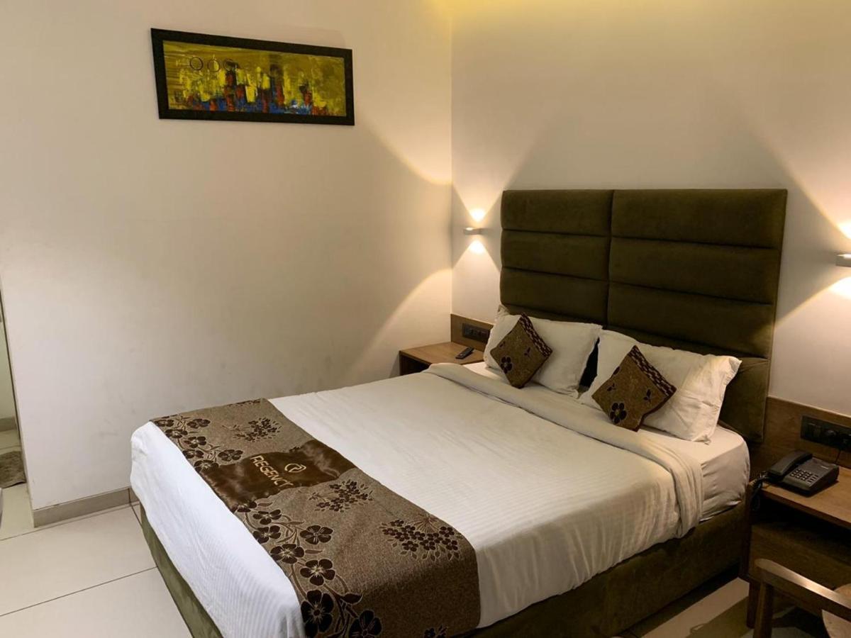 Hotel Regency Surat Luaran gambar