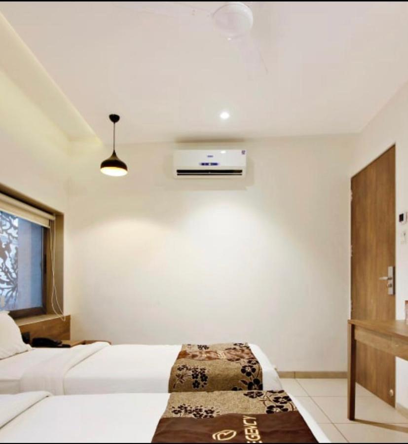 Hotel Regency Surat Luaran gambar